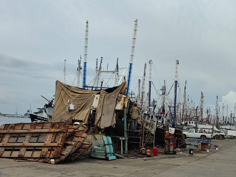 Inician reparaciones de barcos camaroneros de Mazatlán para la próxima temporada
