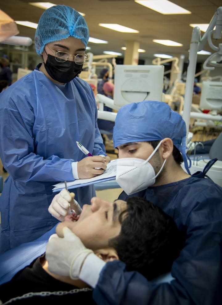 Con orgullo, estudiantes de la Facultad de Odontología de la UAS