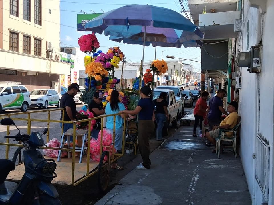 Aumenta la venta flores artificiales en Mazatlan por Día de Muertos