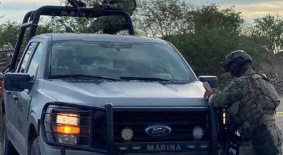 Dos mujeres y un hombre lesionados deja choque entre tres vehículos en Navolato