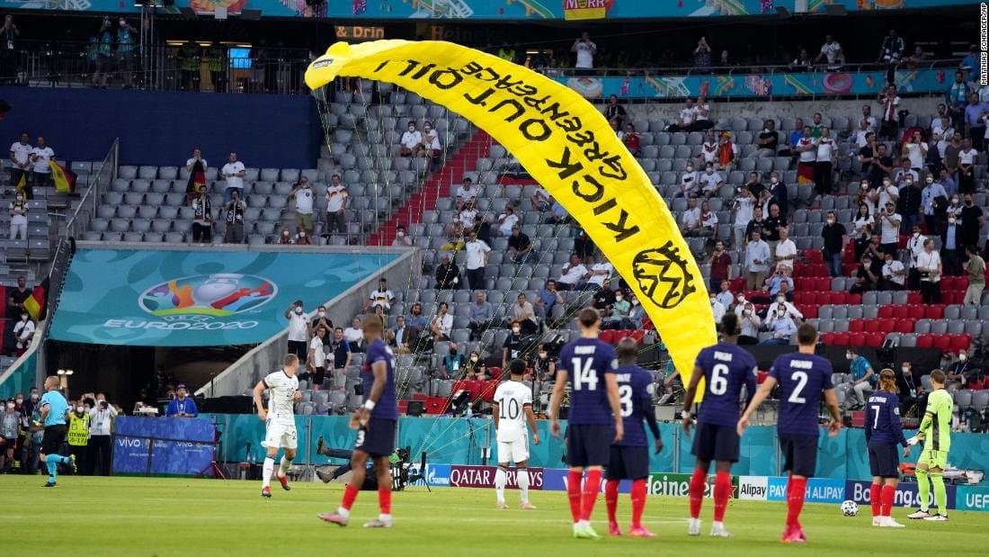 Alemania vs.Francia: Manifestante 'Kick out oil' se lanza en paracaídas al estadio Allianz Arena antes del partido de la Eurocopa 2020