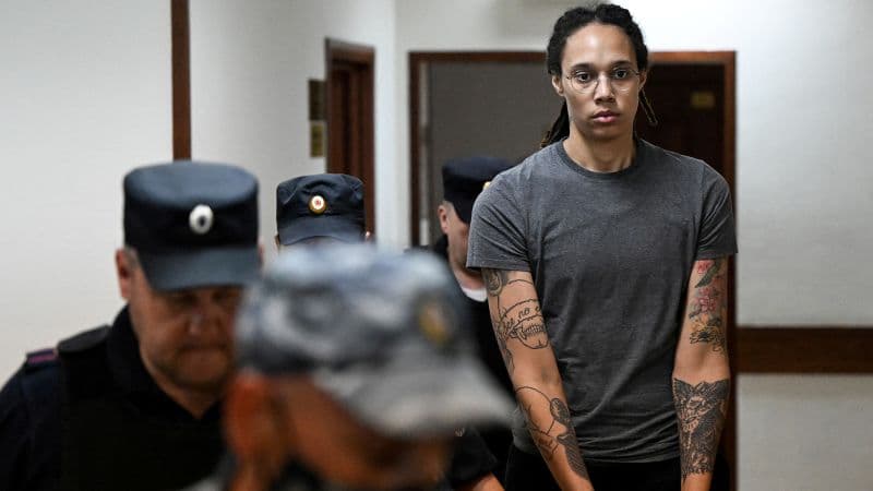 Brittney Griner comienza traslado a colonia penal rusa, dicen abogados