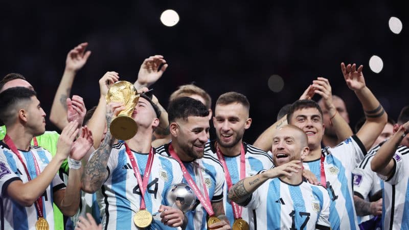 Los jugadores de Argentina luchan por encontrar palabras para resumir el triunfo de la Copa del Mundo