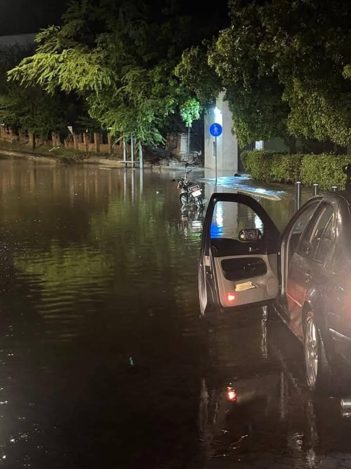 ¡Anoche! Sorprende lluvia a transeúntes y automovilistas, en Mazatlán La lluvias que