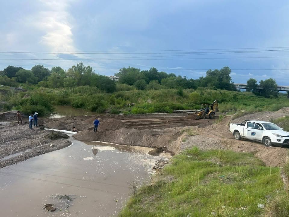 *JUMAPAM repara rápidamente la línea de abastecimiento dañada en el lecho