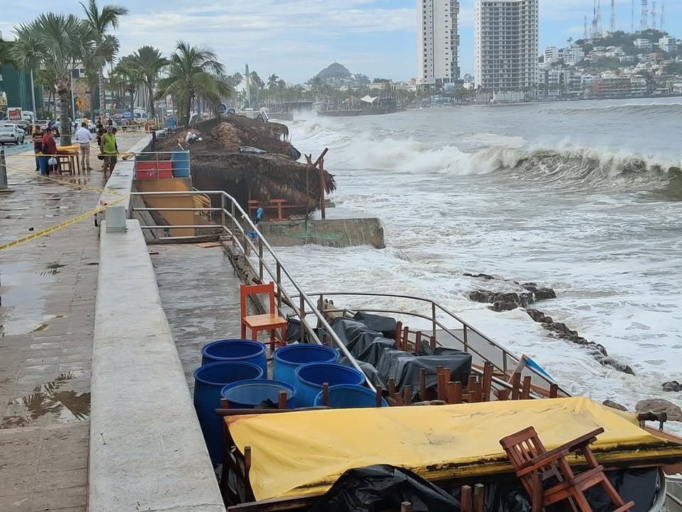 Fuerza de olas destruye palapas en el malecón de Mazatlán
