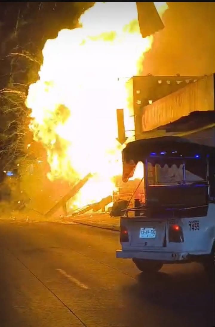 #MAZATLÁN Una fuerte explosión se registró esta tarde noche en un local de tacos, ubicado por la Avenida Del Mar, esquina con Jo...
