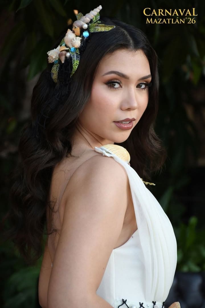 *Andrea García, con la mirada puesta en una corona*