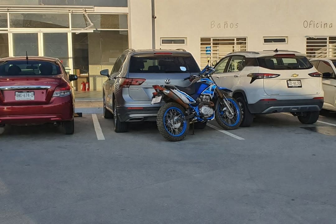 Cuidado con las motos estacionadas detrás de tu vehículo