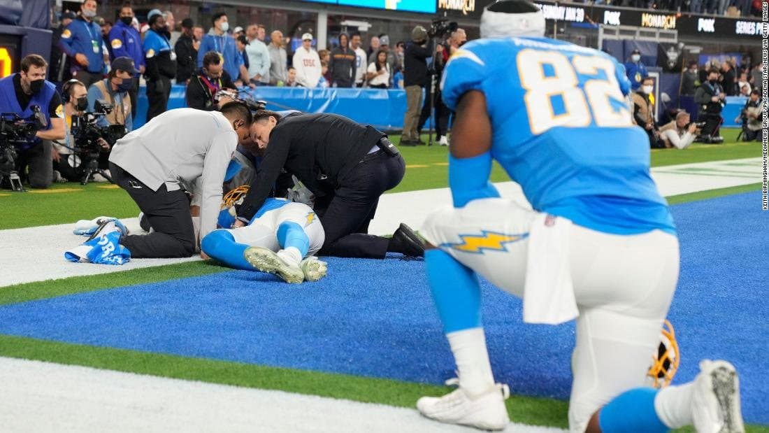 Donald Parham Jr .: ala cerrada de los Chargers de Los Ángeles en 'condición estable' después de haber sido sacado después de una lesión en la cabeza
