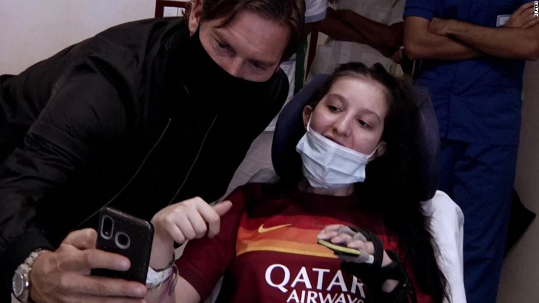 Francesco Totti visita a fan que ayudó a despertar del coma