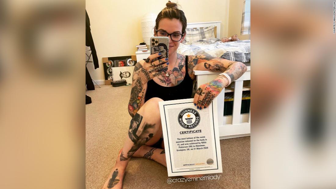 Conoce a la mujer con suficientes tatuajes de Eminem para establecer un récord mundial