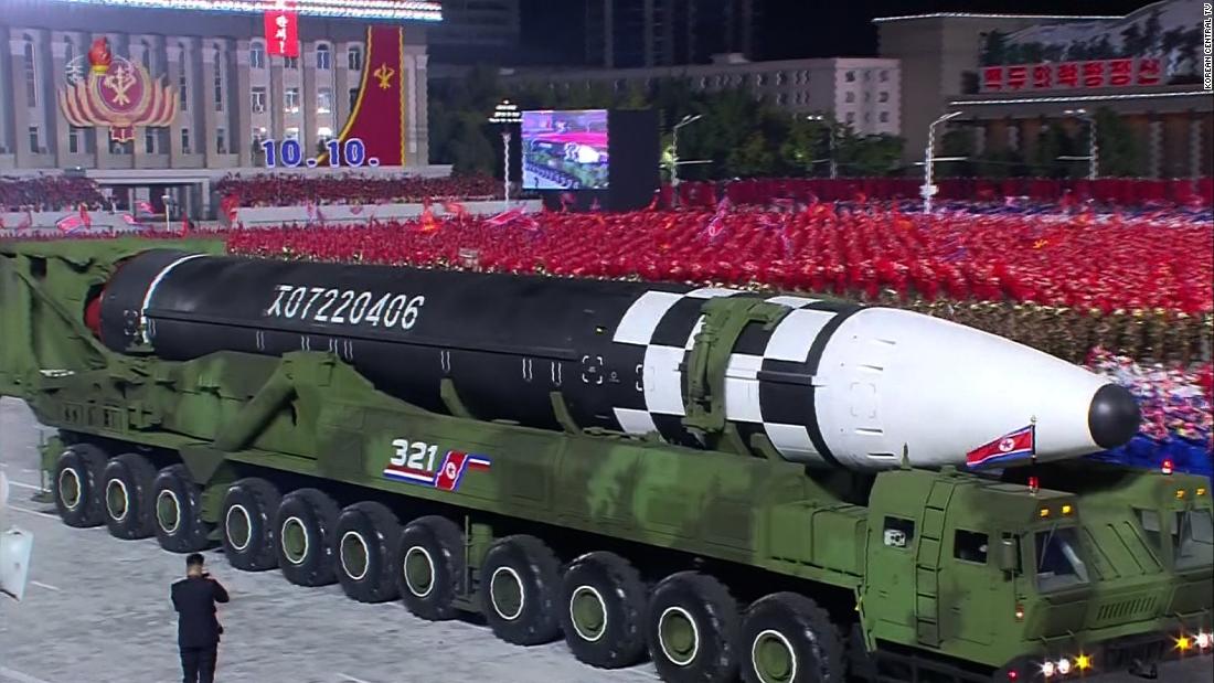 Corea del Norte presenta un nuevo misil balístico masivo en un desfile militar
