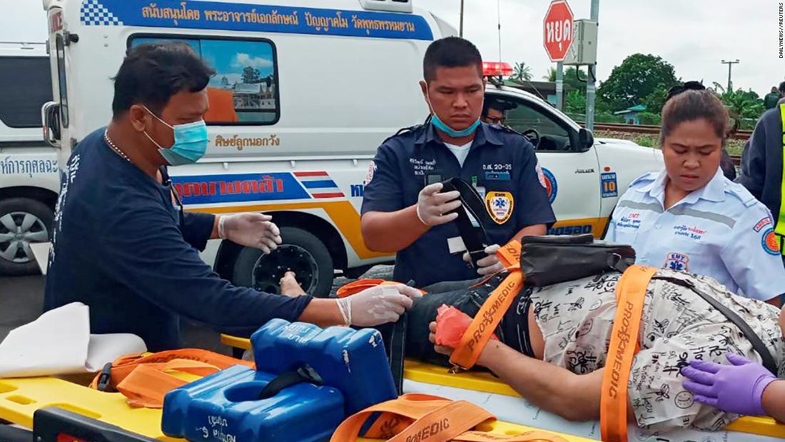 20 muertos en viaje a un templo en Tailandia al chocar un autobús y un tren