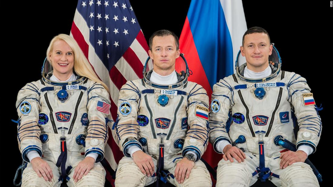 Astronauta de la NASA y cosmonautas rusos se lanzan a la estación espacial