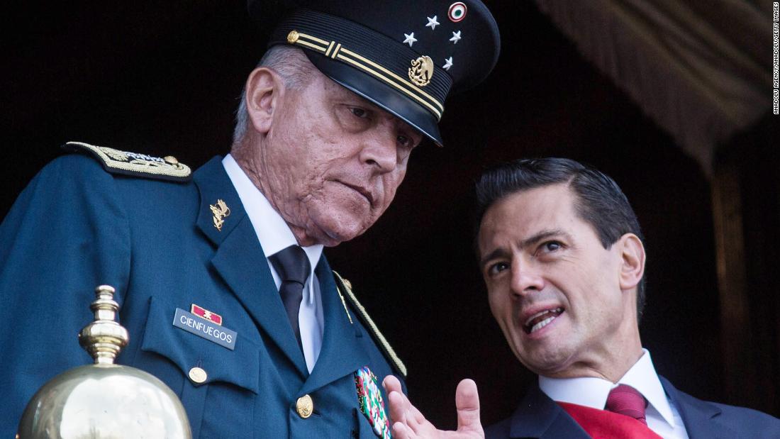 El exministro de Defensa de México, Cienfuegos Zepeda, detenido por las autoridades estadounidenses en el aeropuerto de Los Ángeles, dice un funcionario