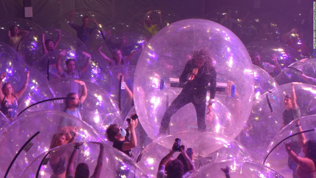 The Flaming Lips realizó un concierto con la banda y los fanáticos envueltos en burbujas de plástico.