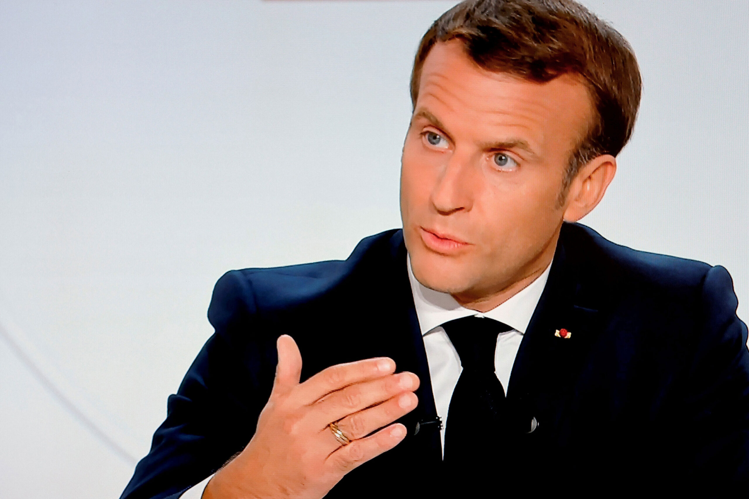 El presidente francés anuncia toque de queda en París y otras ciudades