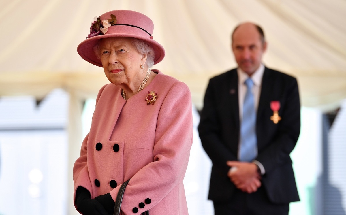Reina Isabel sale por primera vez tras confinamiento por coronavirus