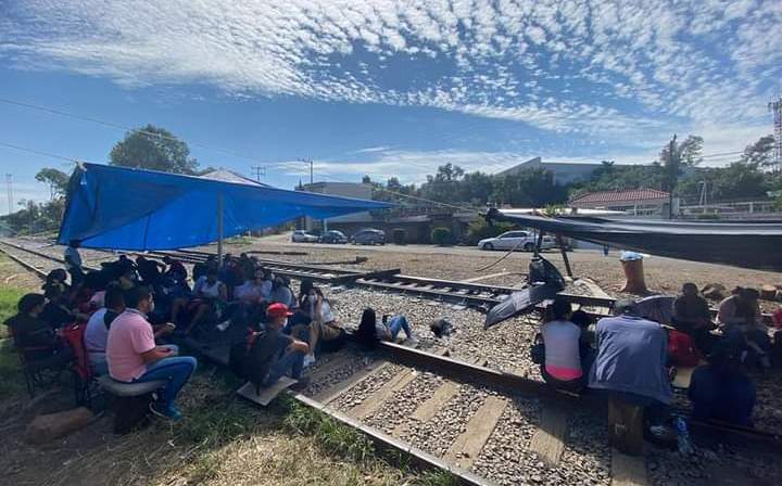 Mantienen bloqueo a vías del tren en Michoacán