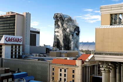 DEMOLICION DEL CASINO TRUMP PLAZA EN ALTLANTIC CITY. ESTE EDIFICIO FUE PROPIED