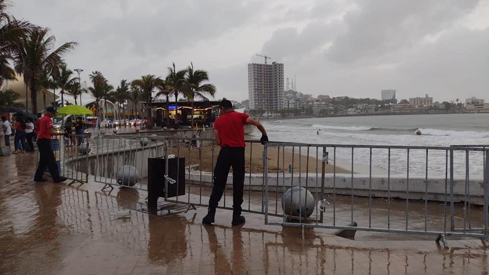 Cierran de manera preventiva con vallas, accesos a playas de Mazatlán Cierran de manera preventiva con vallas, accesos a playas de Mazatlán