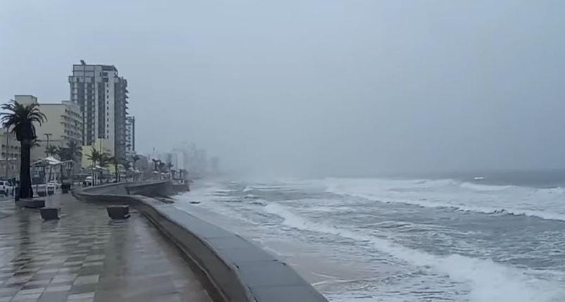 Permanecen cerradas las playas de Mazatlán por fuerte oleaje Permanecen cerradas las playas de Mazatlán por fuerte oleaje