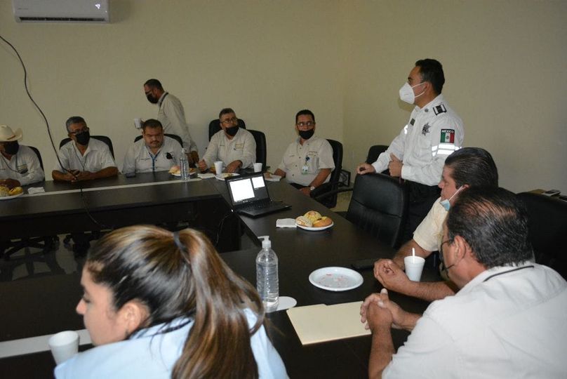 CHOFERES DE TAXIS DEL AEROPUERTO APRENDEN SOBRE MANEJO PREVENTIVO CHOFERES DE TAXIS DEL AEROPUERTO APRENDEN SOBRE MANEJO PREVENTIVO