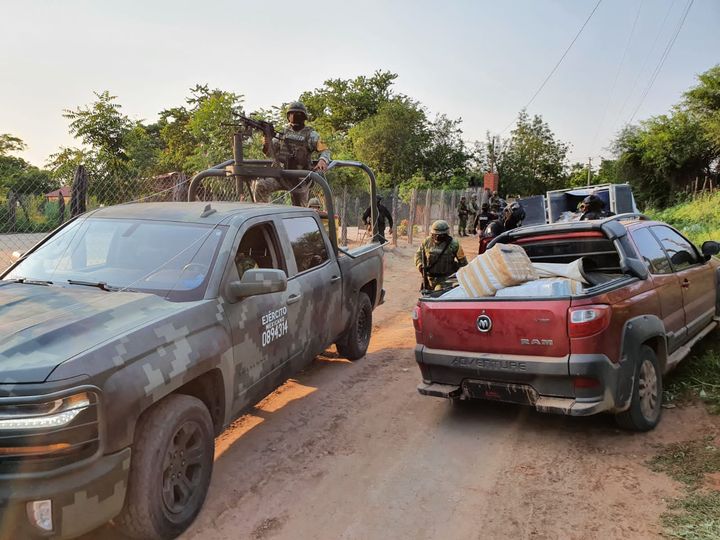 Ejército y PEP recuperan camionetas robadas y aseguran droga en Sanalona Ejército y PEP recuperan camionetas robadas y aseguran droga en Sanalona