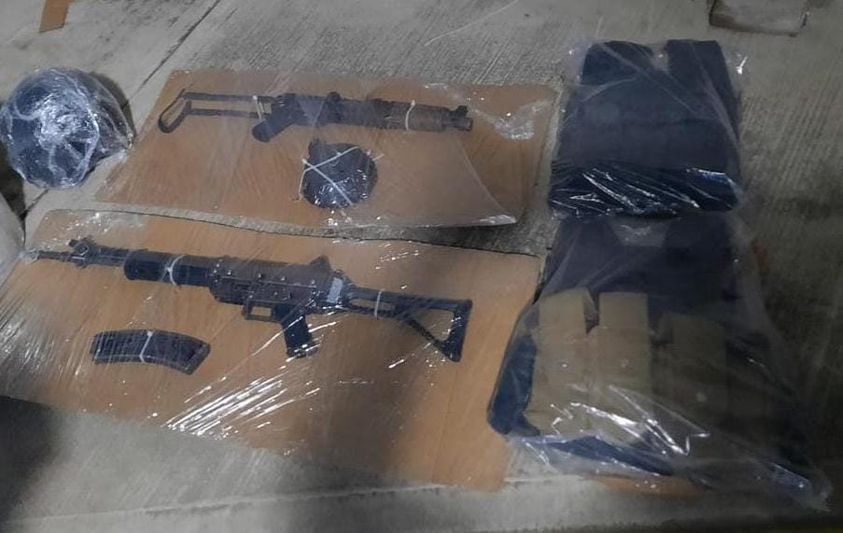 Fusiles de alto poder, equipo táctico y otro carro con reporte de robo, asegurar Fusiles de alto poder, equipo táctico y otro carro con reporte de robo, asegurar