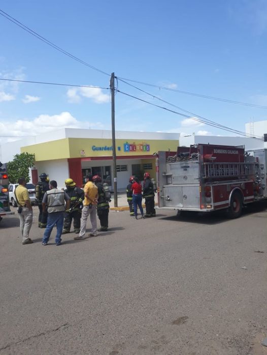 Grupos de rescate y policías municipales evacuan a niños de una guardería debido Grupos de rescate y policías municipales evacuan a niños de una guardería debido