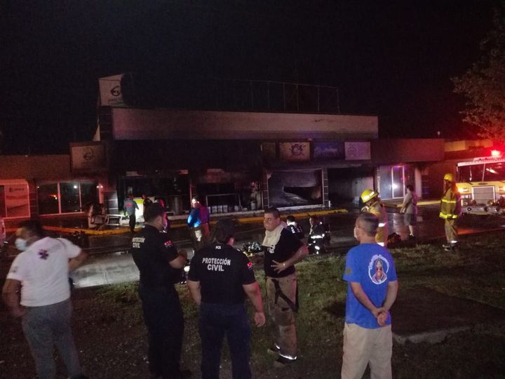 Incendio en plaza de Los Mochis moviliza a cuerpos de rescate Incendio en plaza de Los Mochis moviliza a cuerpos de rescate