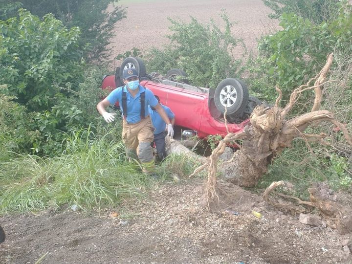 Muere mazatleco durante volcadura de camioneta en Navolato; cuatro resultan heri Muere mazatleco durante volcadura de camioneta en Navolato; cuatro resultan heri