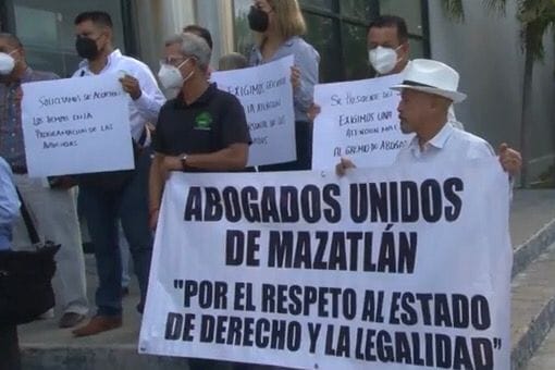 Se manifiestan abogados contra el Juzgado Primero Familiar en Mazatlán. Se manifiestan abogados contra el Juzgado Primero Familiar en Mazatlán.