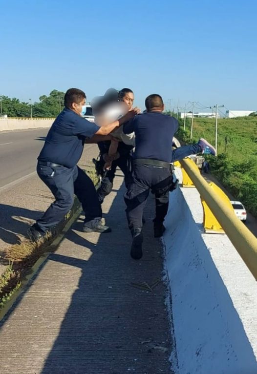 Policías municipales salvan a una mujer que intentaba arrojarse de un puente en Policías municipales salvan a una mujer que intentaba arrojarse de un puente en