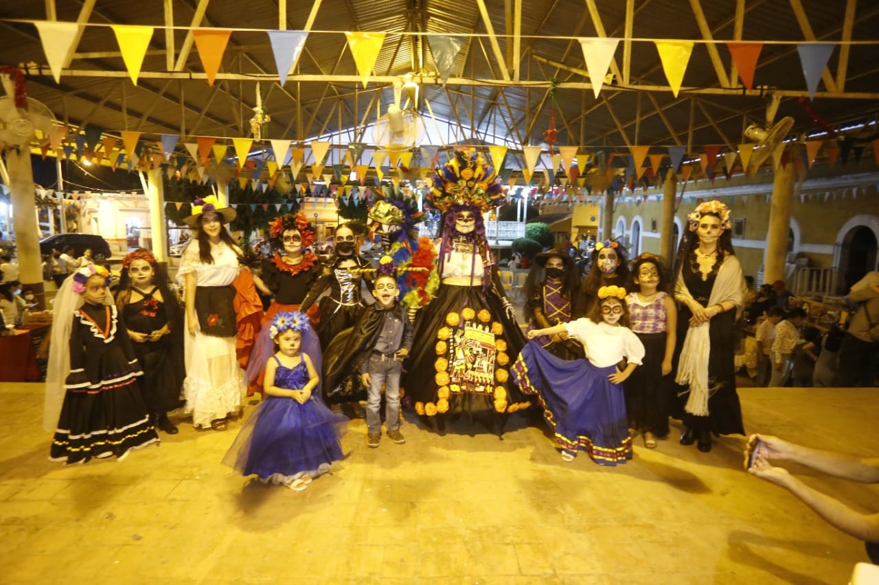 Se pasean la Calaca y la Catrina por las calles de La Noria