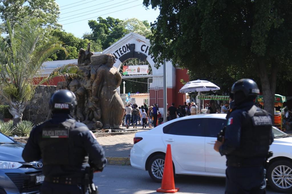 Por “Día de Muertos”, policías estatales mantienen despliegue operativo en panteones Por “Día de Muertos”, policías estatales mantienen despliegue operativo en panteones