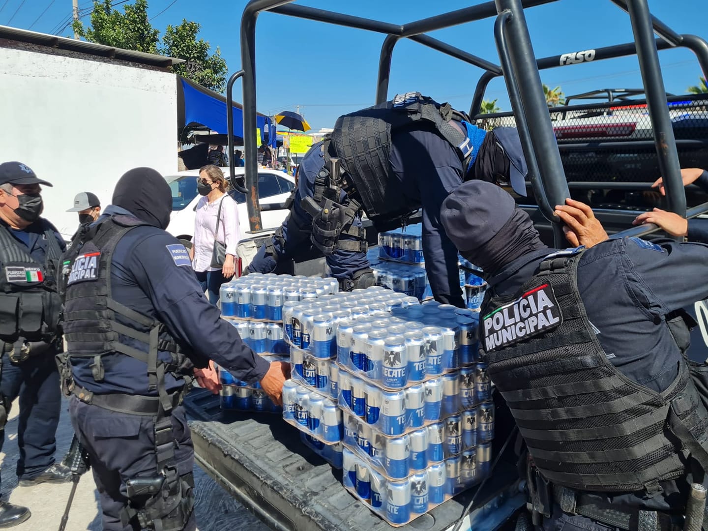 Detienen a un hombre y aseguran más de 20 charolas de cerveza en el panteón Jardines del Humaya Detienen a un hombre y aseguran más de 20 charolas de cerveza en el panteón Jardines del Humaya