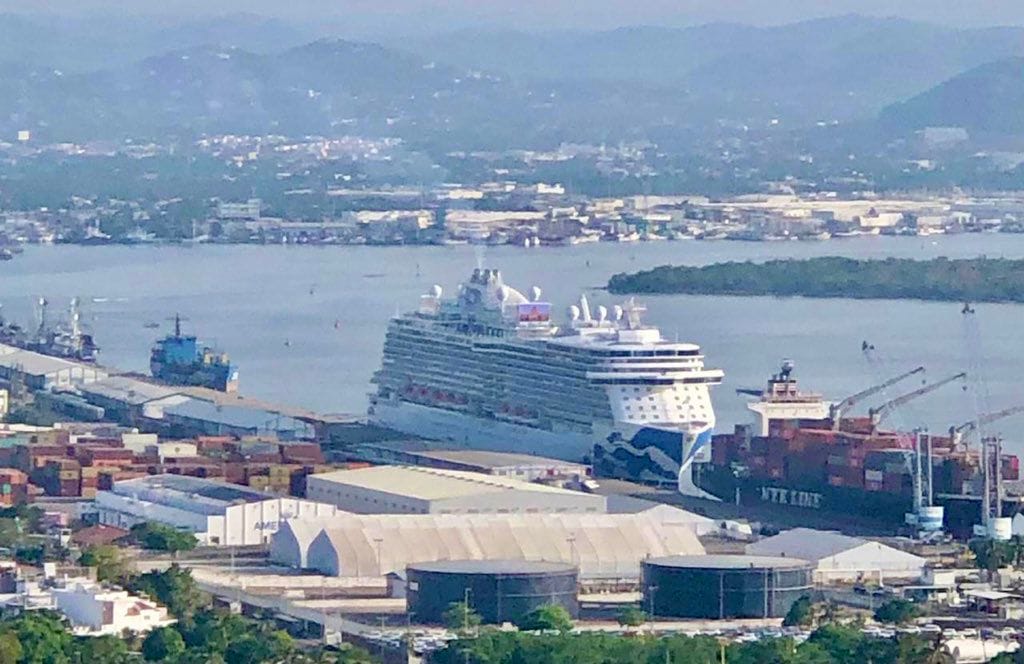 Arriba crucero turístico Majestic Princess a Mazatlán