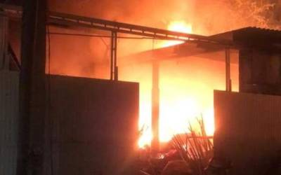 Se incendia bodega con aceite en Mazatlán, en el Km cuatro por la carretera libre, frente a El Venadillo. Se cierra la cinta asfáltica por seguridad.