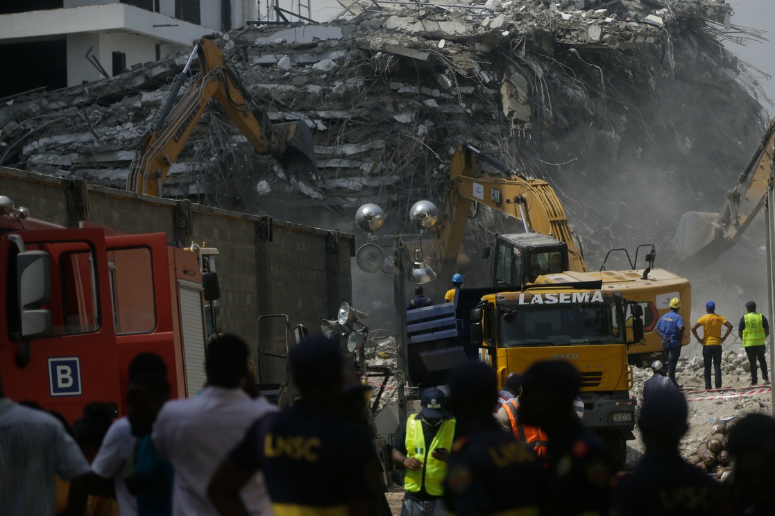 Sube a 36 el número de muertos por derrumbe de rascacielos en Nigeria Sube a 36 el número de muertos por derrumbe de rascacielos en Nigeria