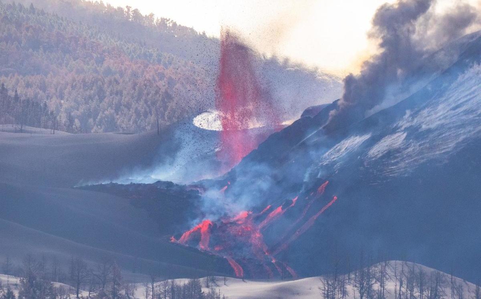 Se abren varios focos emisores volcánicos sobre el Cumbre Vieja en La Palma, España