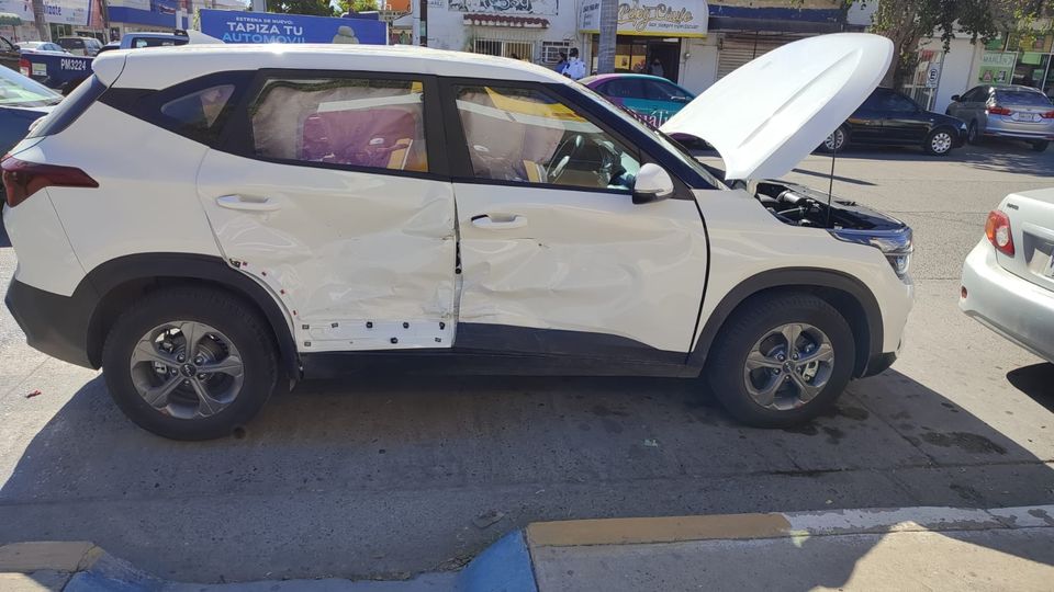 Aparatoso accidente en el centro de Los Mochis moviliza a cuerpos de auxilio Aparatoso accidente en el centro de Los Mochis moviliza a cuerpos de auxilio