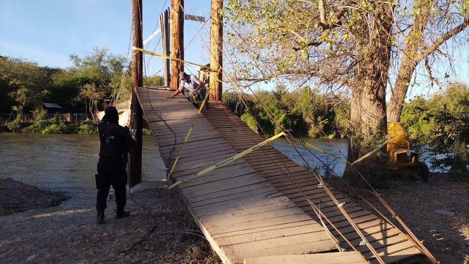 Cuatro personas terminan en el agua tras caída de puente en El Fuerte Cuatro personas terminan en el agua tras caída de puente en El Fuerte