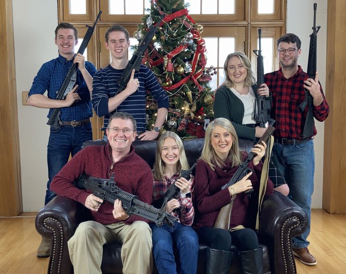 Polémica por una foto navideña de un congresista de EEUU rodeado de sus familiares fuertemente armados