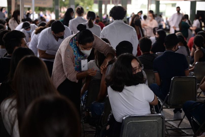 Hoy arrancó la aplicación de segundas dosis para adolescentes de 15 a 17 años de Hoy arrancó la aplicación de segundas dosis para adolescentes de 15 a 17 años de