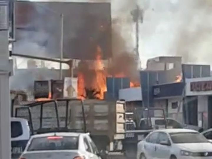 Incendio consume negocio de mariscos en el sector Tres Ríos, Culiacán Incendio consume negocio de mariscos en el sector Tres Ríos, Culiacán