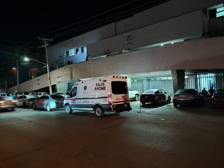 Joven resulta lesionado tras tirarse de una rampa en un hospital de Los Mochis