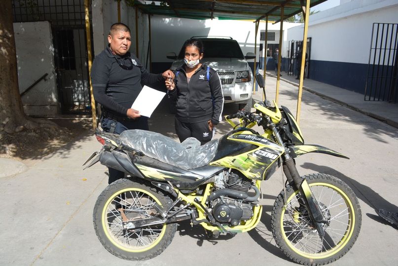 POLICÍAS RECUPERAN MOTOCICLETA ROBADA Y LA ENTREGAN A PROPIETARIO POLICÍAS RECUPERAN MOTOCICLETA ROBADA Y LA ENTREGAN A PROPIETARIO