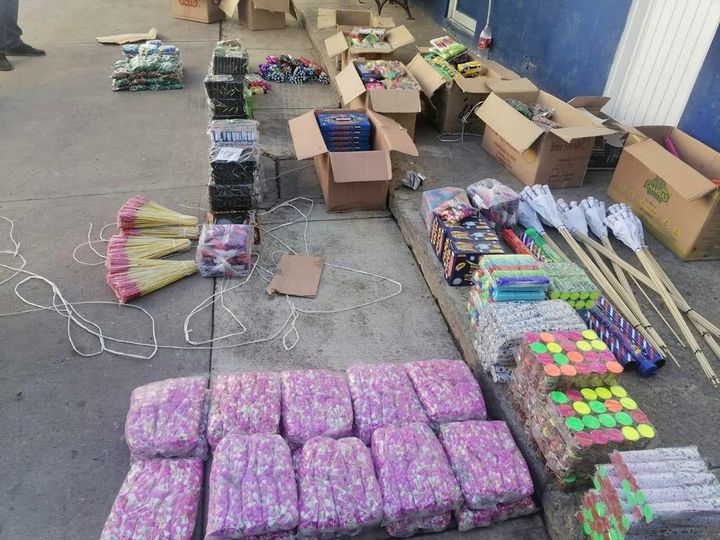 Policías estatales y municipales aseguran 300 kilos de pirotecnia y detienen a d Policías estatales y municipales aseguran 300 kilos de pirotecnia y detienen a d